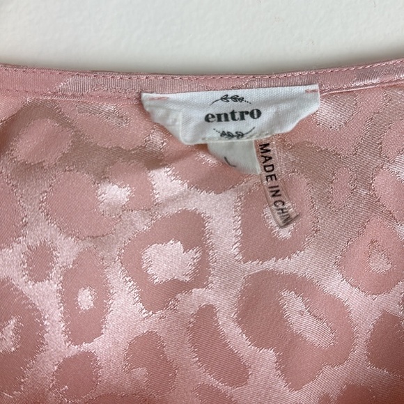 Entro Woman’s Off-the shoulder top Large pink shinny leopard short sleeve - Picture 3 of 4